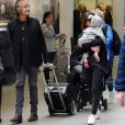 Exclusif - Eva Longoria arrive avec son fils Santiago à la gare de St Pancras accompagnée du coiffeur Ken Paves à Londres le 29 septembre 2019.