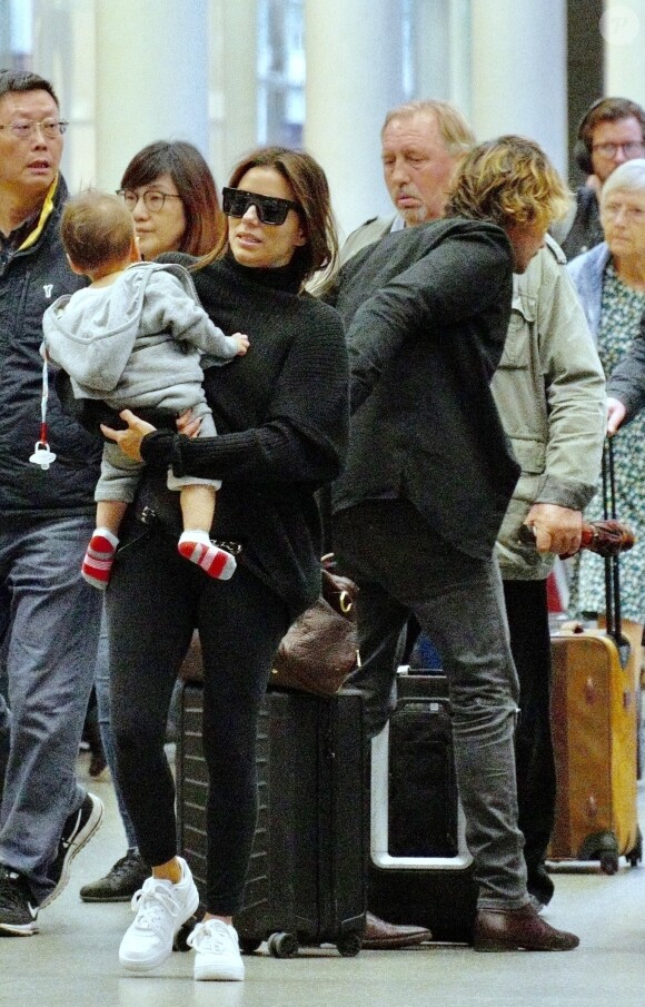 Exclusif - Eva Longoria arrive avec son fils Santiago à la gare de St Pancras accompagnée du coiffeur Ken Paves à Londres le 29 septembre 2019.