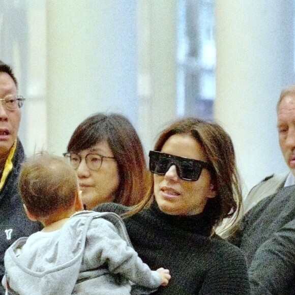 Exclusif - Eva Longoria arrive avec son fils Santiago à la gare de St Pancras accompagnée du coiffeur Ken Paves à Londres le 29 septembre 2019.