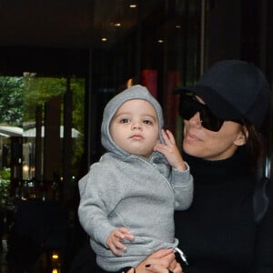 Eva Longoria et son fils Santiago pendant la fashion week de Paris, le 29 septembre 2019.
