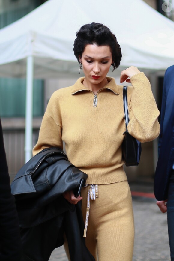 Bella Hadid à la sortie du défilé Miu Miu collection PAP printemps-été 2020, fashion week de Paris, le 1er Octobre 2019. © Perusseau - Da Silva / Bestimage