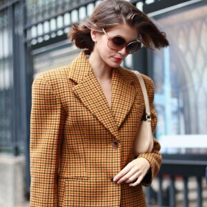 Kaia Gerber se rend sur le défilé Miu Miu Collection Prêt-à-Porter Printemps/Eté 2020 à la bouse de commerce lors de la Fashion Week de Paris le 1er octobre 2019.