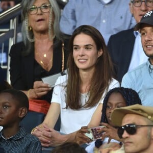 Vianney Bureau (Vianney) et sa compagne Catherine Robert dans les tribunes lors du match de championnat de Ligue 1 Conforama opposant le Paris Saint-Germain au Toulouse FC au parc des Princes à Paris, France, le 25 août 2019. Le PSG a gagné 4-0. © Giancarlo Gorassini/Bestimage