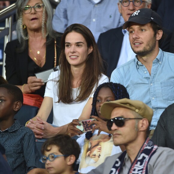 Vianney Bureau (Vianney) et sa compagne Catherine Robert dans les tribunes lors du match de championnat de Ligue 1 Conforama opposant le Paris Saint-Germain au Toulouse FC au parc des Princes à Paris, France, le 25 août 2019. Le PSG a gagné 4-0. © Giancarlo Gorassini/Bestimage