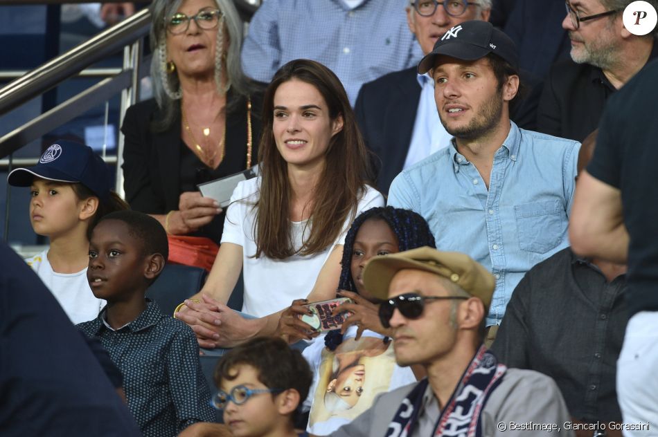 Vianney Bureau Vianney Et Sa Compagne Catherine Robert Dans Les Tribunes Lors Du Match De Championnat De Ligue 1 Conforama Opposant Le Paris Saint Germain Au Purepeople