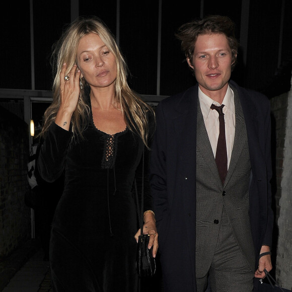 Kate Moss et son compagnon Nikolai von Bismarck à la soirée de lancement de son livre, "The Dior sessions". Londres le 1er octobre 2019.