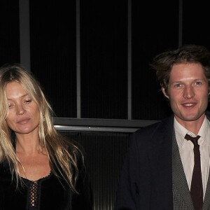 Kate Moss et son compagnon Nikolai von Bismarck à la soirée de lancement de son livre, "The Dior sessions". Londres le 1er octobre 2019.