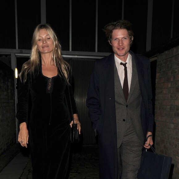 Kate Moss et son compagnon Nikolai von Bismarck à la soirée de lancement de son livre, "The Dior sessions". Londres le 1er octobre 2019.
