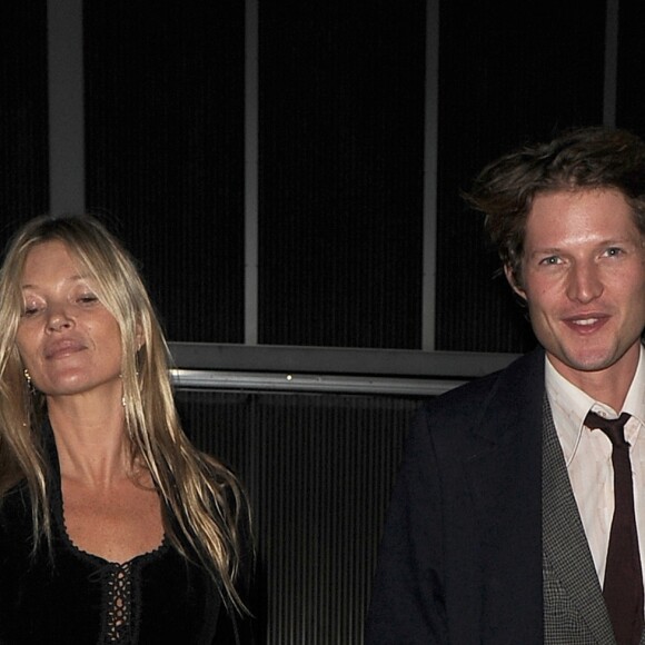 Kate Moss et son compagnon Nikolai von Bismarck à la soirée de lancement de son livre, "The Dior sessions". Londres le 1er octobre 2019.