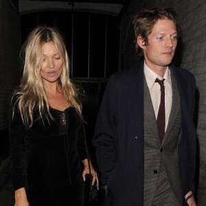 Kate Moss et son compagnon Nikolai von Bismarck à la soirée de lancement de son livre, "The Dior sessions". Londres le 1er octobre 2019.