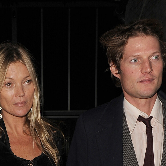 Kate Moss et son compagnon Nikolai von Bismarck à la soirée de lancement de son livre, "The Dior sessions". Londres le 1er octobre 2019.