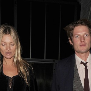 Kate Moss et son compagnon Nikolai von Bismarck à la soirée de lancement de son livre, "The Dior sessions". Londres le 1er octobre 2019.