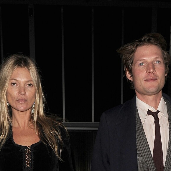 Kate Moss et son compagnon Nikolai von Bismarck à la soirée de lancement de son livre, "The Dior sessions". Londres le 1er octobre 2019.