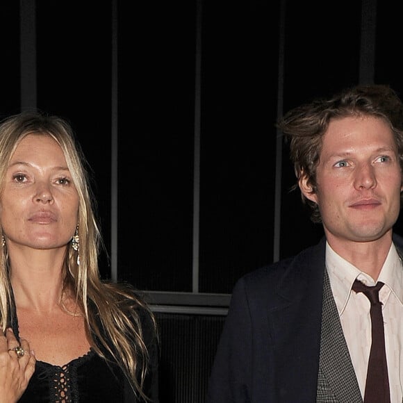 Kate Moss et son compagnon Nikolai von Bismarck à la soirée de lancement de son livre, "The Dior sessions". Londres le 1er octobre 2019.