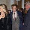 Kate Moss et son compagnon Nikolai von Bismarck quittent la soirée de lancement du livre "The Dior sessions" à Londres le 1er octobre 2019.