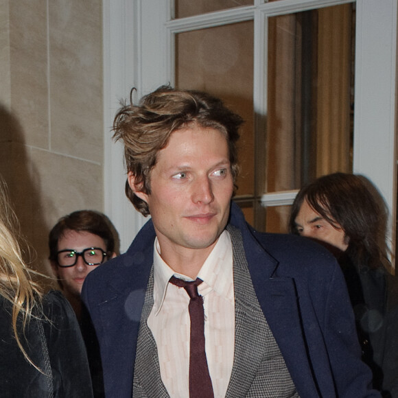 Kate Moss et son compagnon Nikolai von Bismarck quittent la soirée de lancement du livre "The Dior sessions" à Londres le 1er octobre 2019.