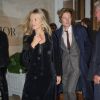 Kate Moss et son compagnon Nikolai von Bismarck quittent la soirée de lancement du livre "The Dior sessions" à Londres le 1er octobre 2019.