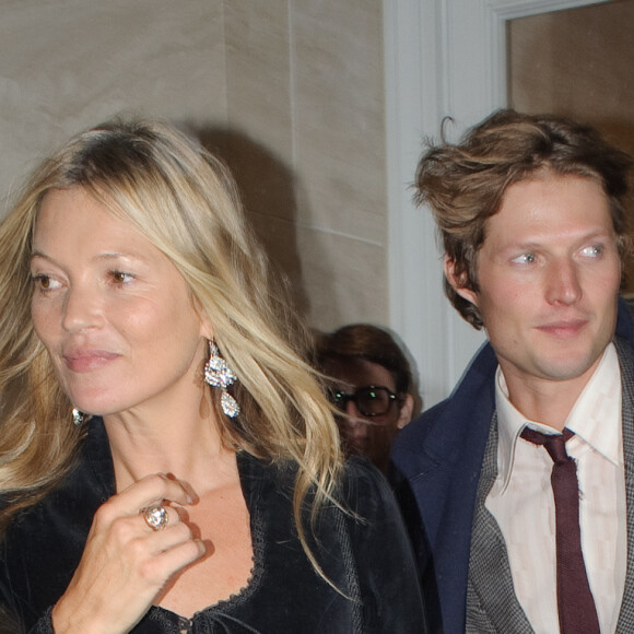 Kate Moss et son compagnon Nikolai von Bismarck quittent la soirée de lancement du livre "The Dior sessions" à Londres le 1er octobre 2019.