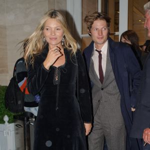 Kate Moss et son compagnon Nikolai von Bismarck quittent la soirée de lancement du livre "The Dior sessions" à Londres le 1er octobre 2019.