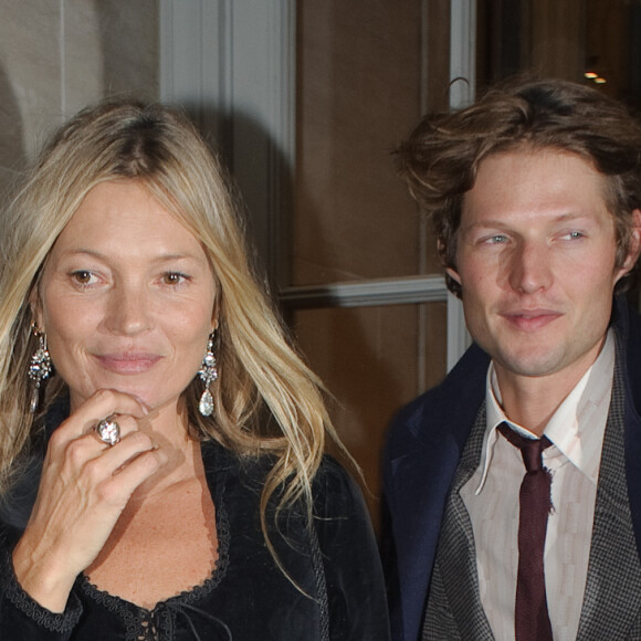 Kate Moss et son compagnon Nikolai von Bismarck quittent la soirée de lancement du livre "The Dior sessions" à Londres le 1er octobre 2019.