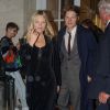 Kate Moss et son compagnon Nikolai von Bismarck quittent la soirée de lancement du livre "The Dior sessions" à Londres le 1er octobre 2019.