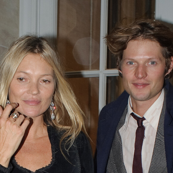 Kate Moss et son compagnon Nikolai von Bismarck quittent la soirée de lancement du livre "The Dior sessions" à Londres le 1er octobre 2019.