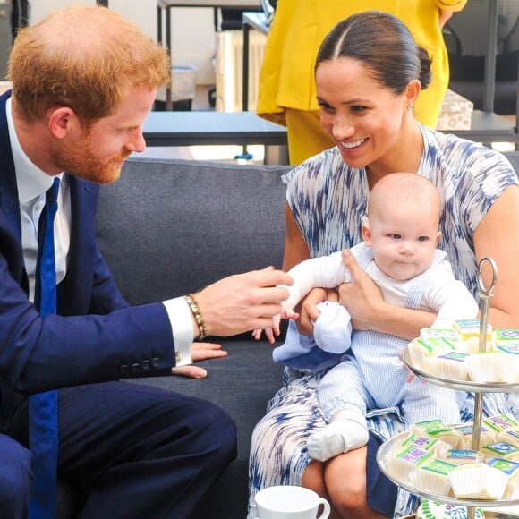 Le prince Harry et Meghan Markle présentent leur fils Archie à Desmond Tutu à Cape Town, Afrique du Sud le 25 septembre 2019.