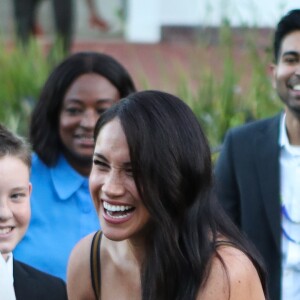 Le prince Harry, duc de Sussex, et Meghan Markle, duchesse de Sussex, lors d'une réception dans les jardins de la résidence du haut-commissaire britannique au Cap, Afrique du Sud, le 24 septembre 2019.