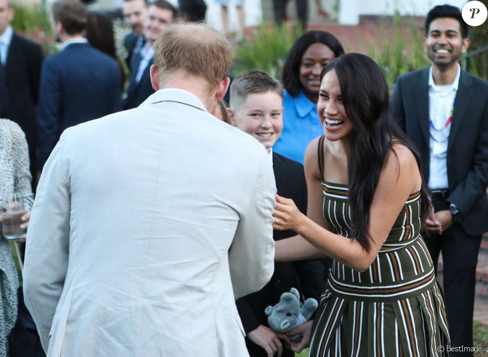 Le prince Harry, duc de Sussex, et Meghan Markle, duchesse de Sussex, lors d&#039;une réception dans les jardins de la résidence du haut-commissaire britannique au Cap, Afrique du Sud, le 24 septembre 2019.