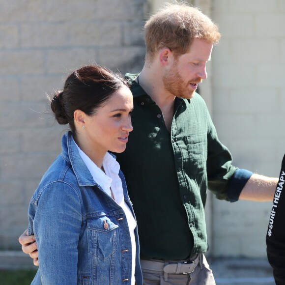 Le prince Harry, duc de Sussex, et Meghan Markle, duchesse de Sussex rencontrent les membres de "Waves for Change" un organisme de bienfaisance qui travaille avec les surfeurs locaux sur la plage de Monwabisi au Cap lors de leur 2ème journée en Afrique du Sud, le 24 septembre 2019.