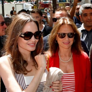Angelina Jolie et Jacqueline Bisset à la sortie du magasin Guerlain sur l'avenue des Champs-Élysées à Paris, en France, le 9 juin 2019.