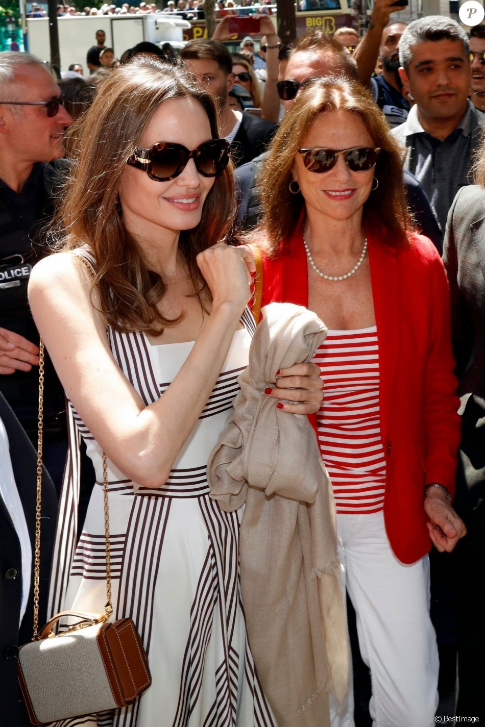 Angelina Jolie et Jacqueline Bisset à la sortie du magasin Guerlain sur l&#039;avenue des Champs-Élysées à Paris, en France, le 9 juin 2019.