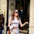 Angelina Jolie quitte l'hôtel de Crillon pour se rendre à la boutique Guerlain en compagnie de Jacqueline Bisset. Paris, le 9 juillet 2019.