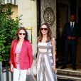 Angelina Jolie quitte l'hôtel de Crillon pour se rendre à la boutique Guerlain en compagnie de Jacqueline Bisset. Paris, le 9 juillet 2019.