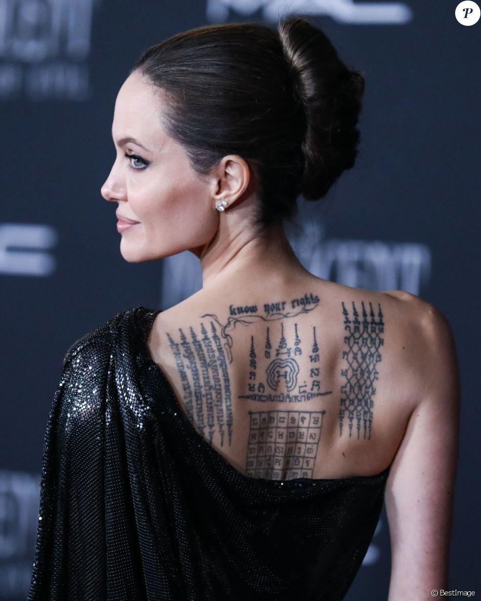 Angelina Jolie (tatouage) à la première de Maleficent ...
