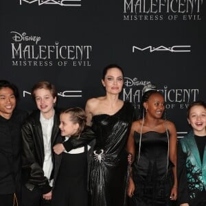 Pax Thien Jolie-Pitt, Shiloh Nouvel Jolie-Pitt, Vivienne Marcheline Jolie-Pitt, Angelina Jolie, Zahara Marley Jolie-Pitt et Knox Léon Jolie-Pitt à la première de Maleficent: Mistress of Evil au théâtre El Capitan dans le quartier de Hollywood à Los Angeles, le 30 septembre 2019.