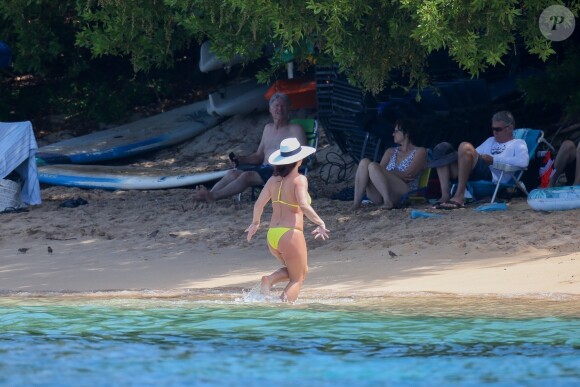 Britney Spears, en bikini jaune, se détend sur une plage de Honolulu, Hawaï, Etats-Unis, le 10 septembre 2019