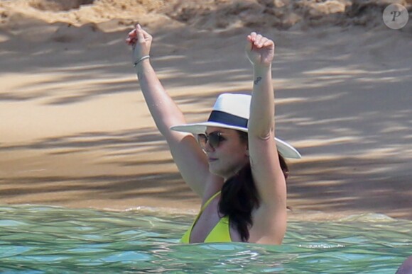 Britney Spears, en bikini jaune, se détend sur une plage de Honolulu, Hawaï, Etats-Unis, le 10 septembre 2019.