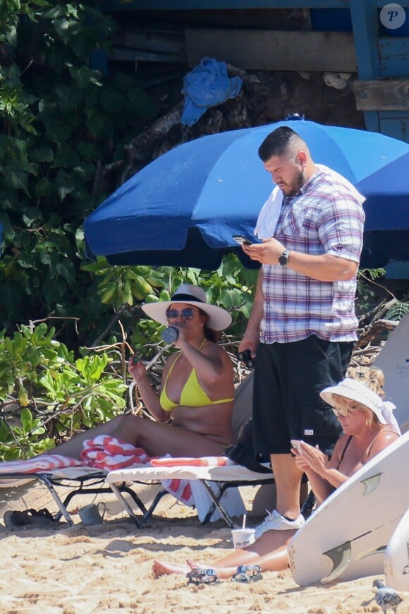 Britney Spears, en bikini jaune, se détend sur une plage de Honolulu, Hawaï, Etats-Unis, le 10 septembre 2019.