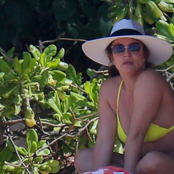 Britney Spears, en bikini jaune, se détend sur une plage de Honolulu, Hawaï, Etats-Unis, le 10 septembre 2019.