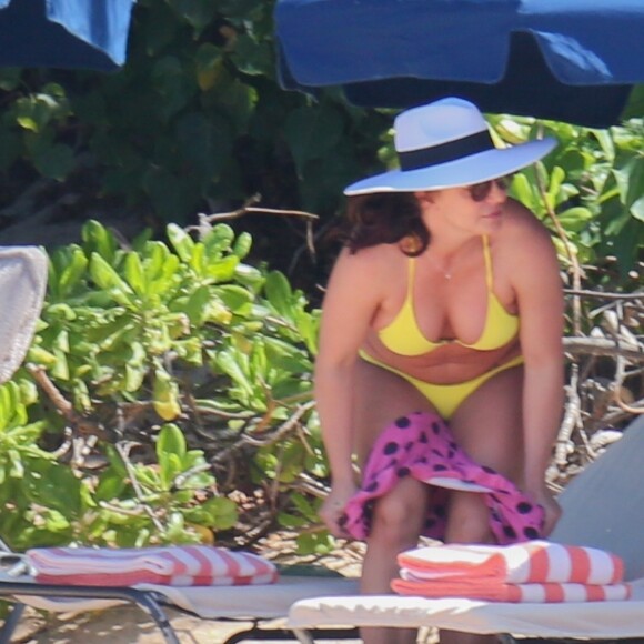 Britney Spears, en bikini jaune, se détend sur une plage de Honolulu, Hawaï, Etats-Unis, le 10 septembre 2019.