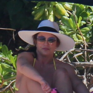 Britney Spears, en bikini jaune, se détend sur une plage de Honolulu, Hawaï, Etats-Unis, le 10 septembre 2019.