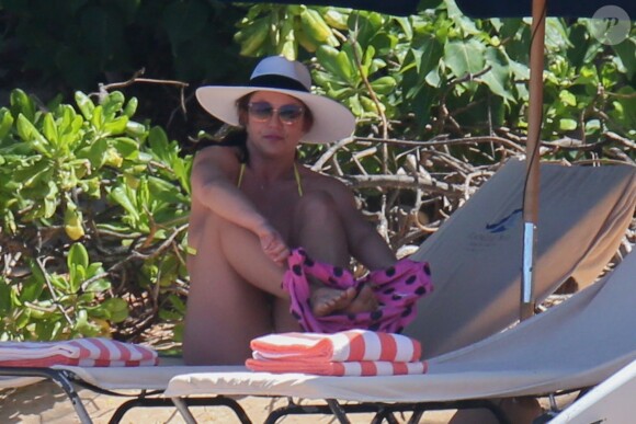 Britney Spears, en bikini jaune, se détend sur une plage de Honolulu, Hawaï, Etats-Unis, le 10 septembre 2019.