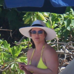 Britney Spears, en bikini jaune, se détend sur une plage de Honolulu, Hawaï, Etats-Unis, le 10 septembre 2019.