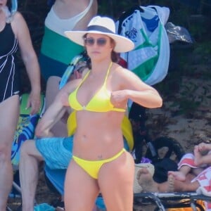 Britney Spears, en bikini jaune, se détend sur une plage de Honolulu, Hawaï, Etats-Unis, le 10 septembre 2019.