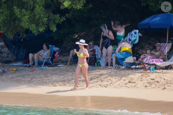 Britney Spears, en bikini jaune, se détend sur une plage de Honolulu, Hawaï, Etats-Unis, le 10 septembre 2019