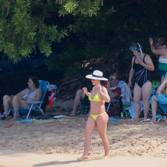 Britney Spears, en bikini jaune, se détend sur une plage de Honolulu, Hawaï, Etats-Unis, le 10 septembre 2019