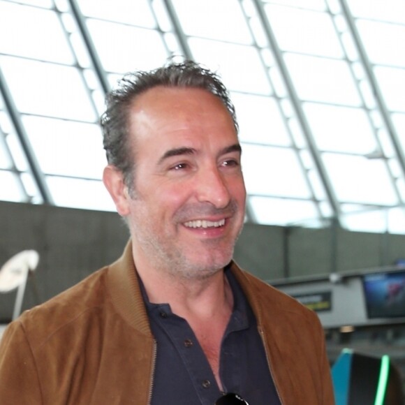Jean Dujardin arrive à l'aéroport de Nice lors du 72e Festival International du Film de Cannes, le 21 mai 2019.