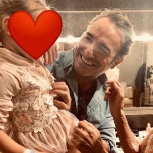 Jean Dujardin photographiée par sa femme Nathalie Péchalat avec leur fille Jeanne, dans les coulisses du spectacle de Chantal Goya. Instagram, le 5 octobre 2019.