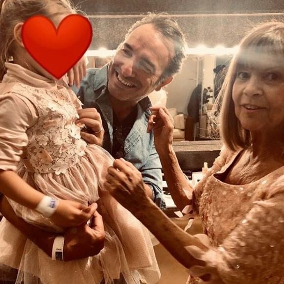 Jean Dujardin photographiée par sa femme Nathalie Péchalat avec leur fille Jeanne, dans les coulisses du spectacle de Chantal Goya. Instagram, le 5 octobre 2019.